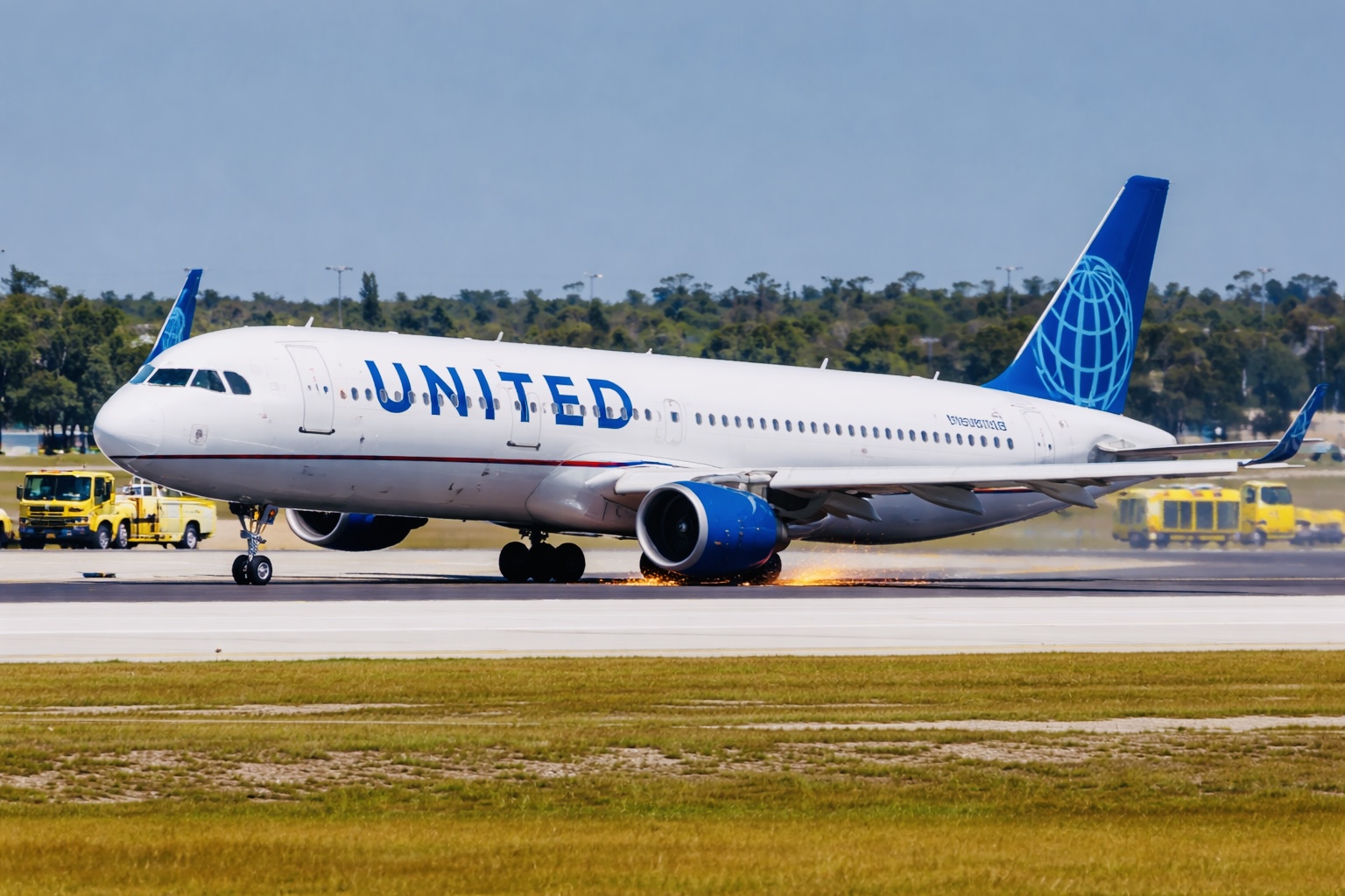 United Airlines A321neo Loses Nose Wheel After Hard Landing in Orlando